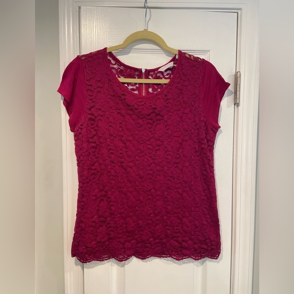 New York & Co Size M Magenta Lace Short Sleeve Stretch Zip Back Top